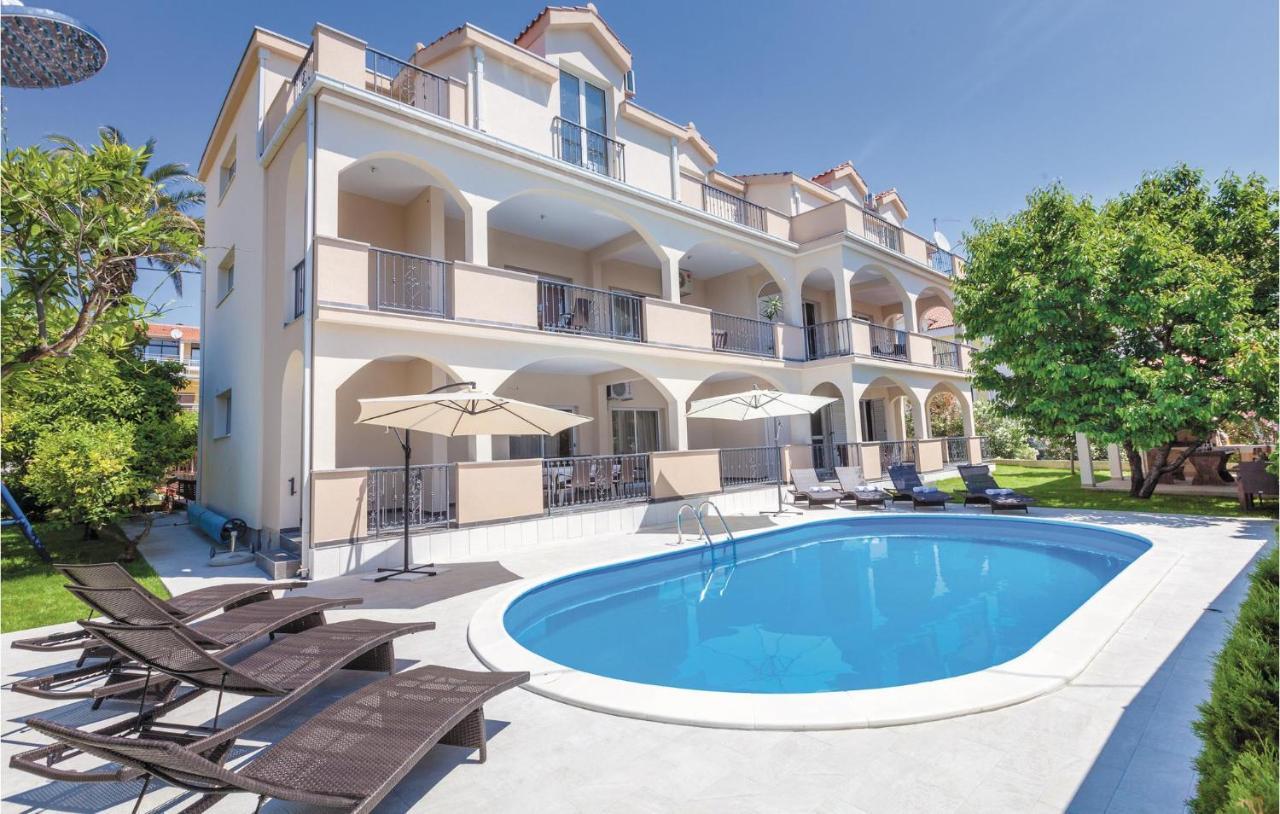 Lovely Apartment In Kastel Stafilic With Jacuzzi Kaštela Buitenkant foto