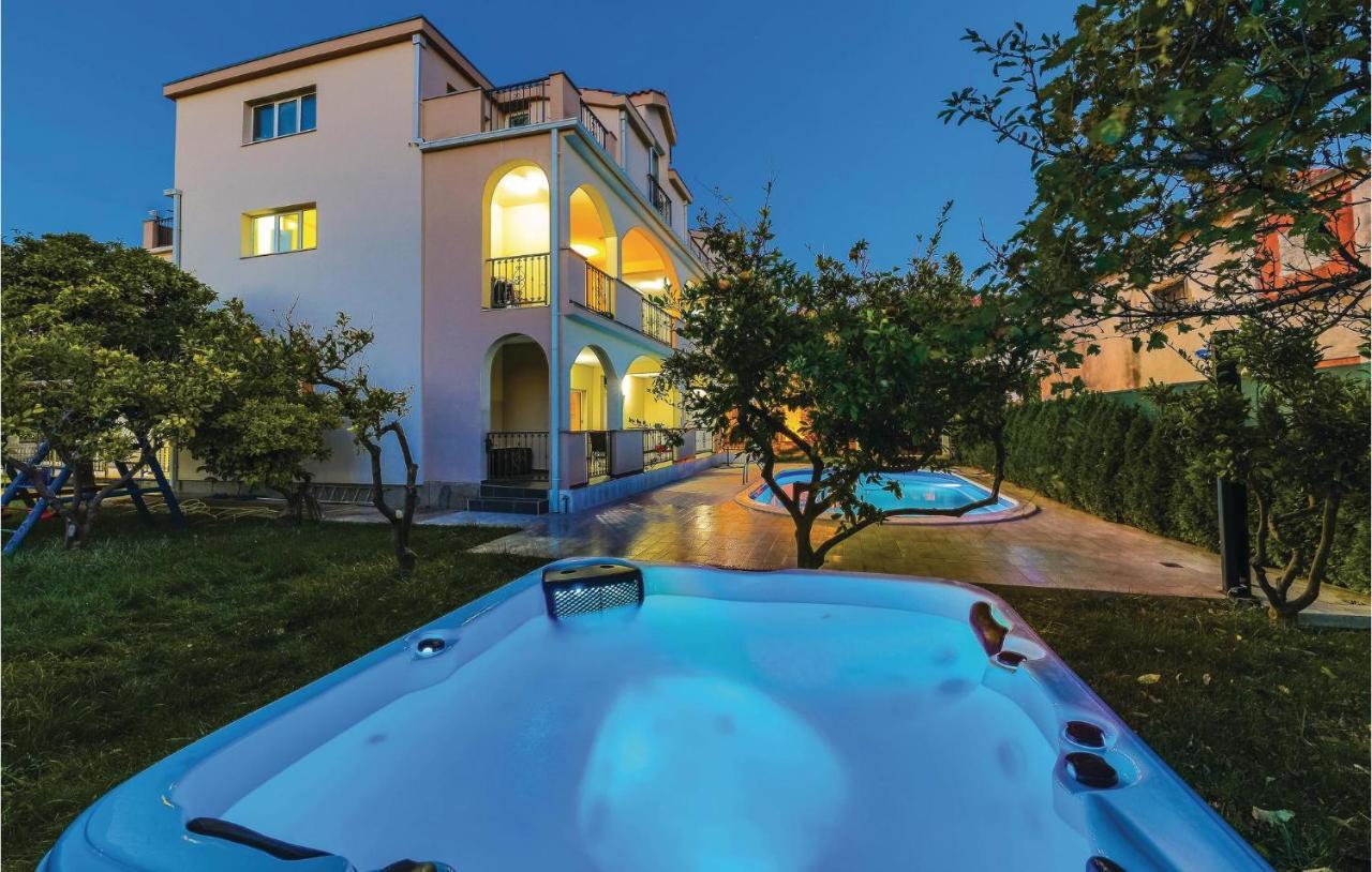 Lovely Apartment In Kastel Stafilic With Jacuzzi Kaštela Buitenkant foto