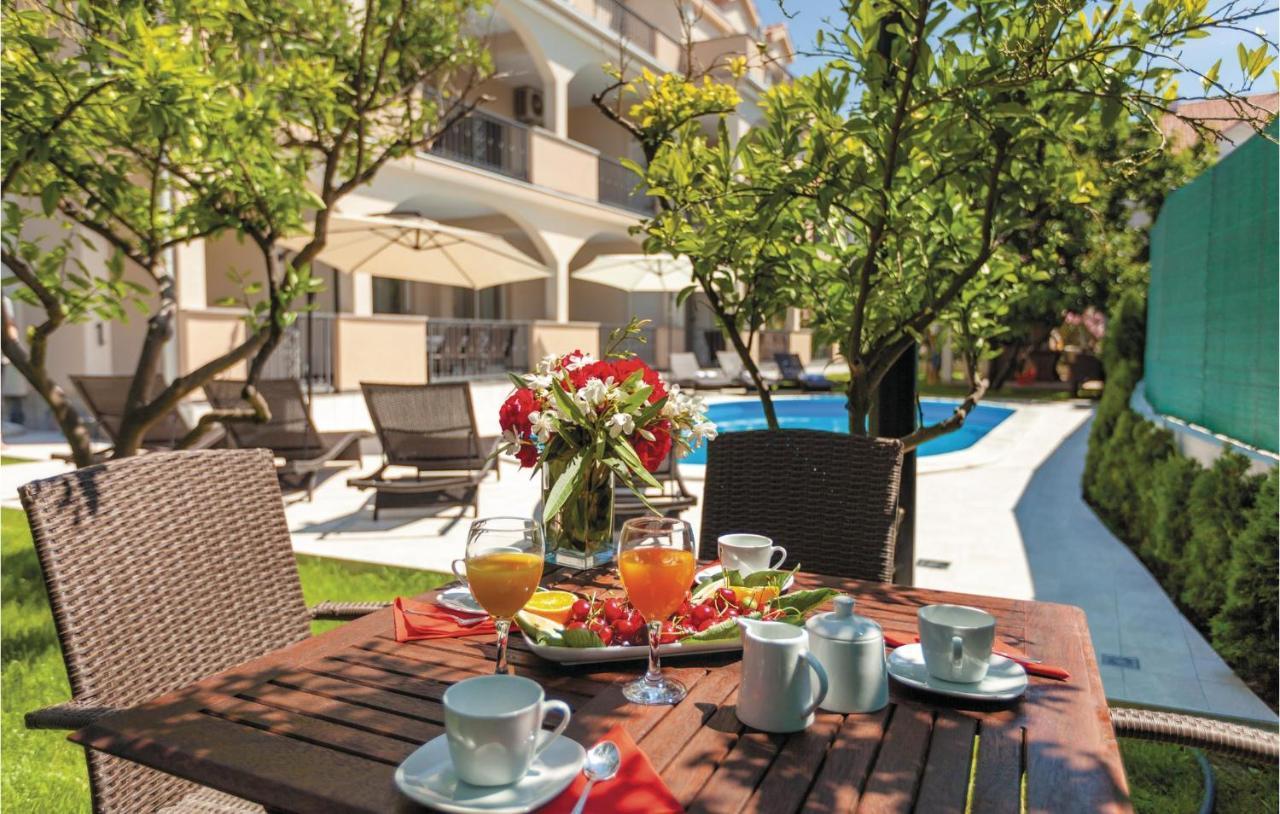 Lovely Apartment In Kastel Stafilic With Jacuzzi Kaštela Buitenkant foto