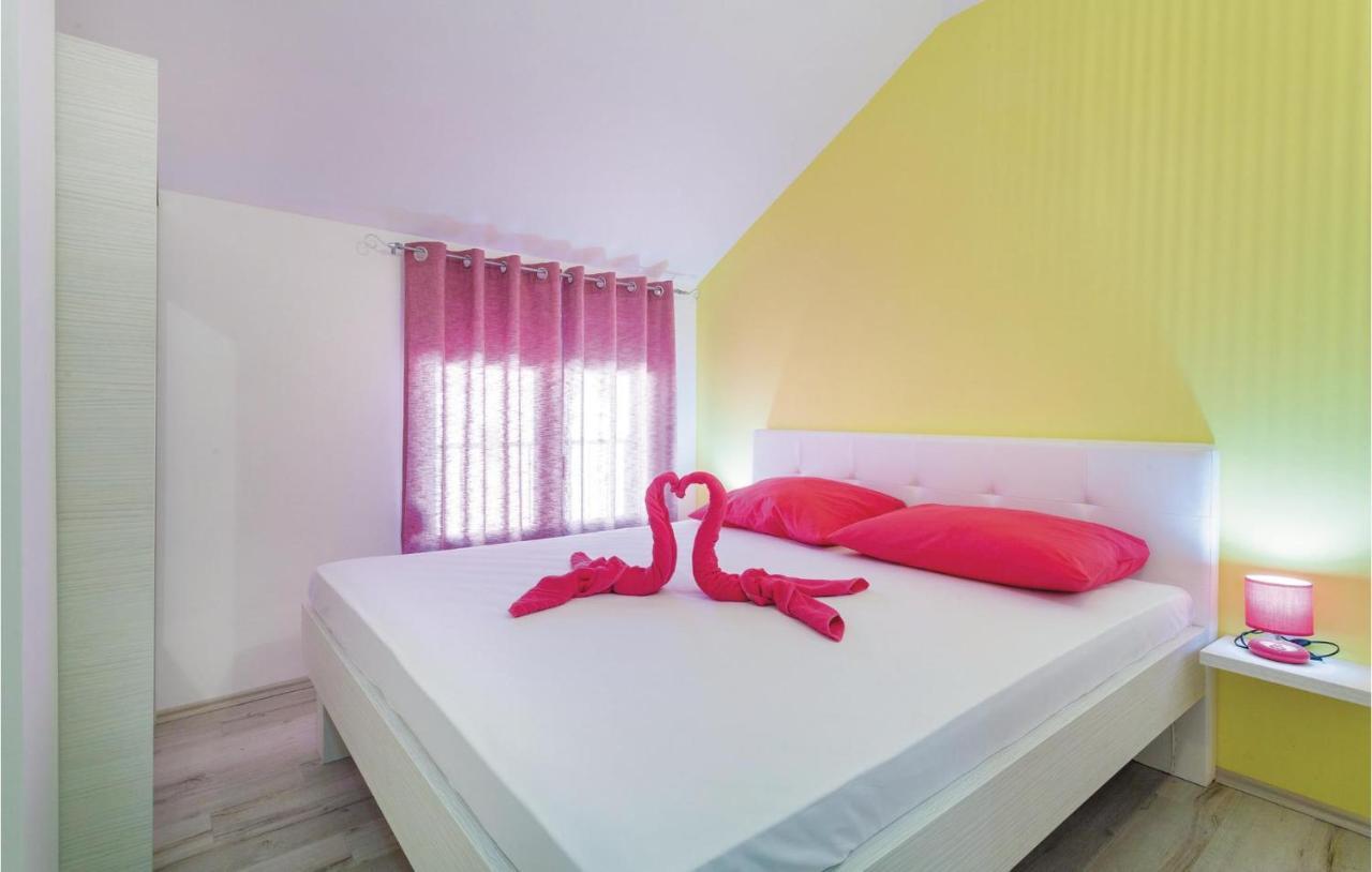 Lovely Apartment In Kastel Stafilic With Jacuzzi Kaštela Buitenkant foto