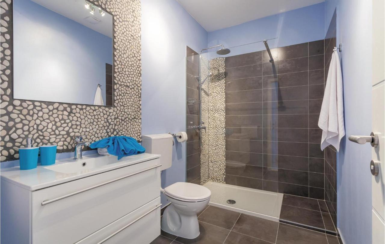 Lovely Apartment In Kastel Stafilic With Jacuzzi Kaštela Buitenkant foto