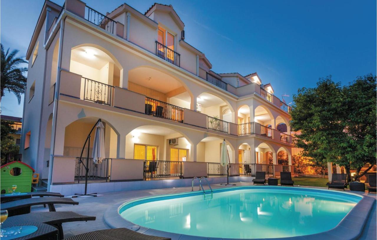 Lovely Apartment In Kastel Stafilic With Jacuzzi Kaštela Buitenkant foto