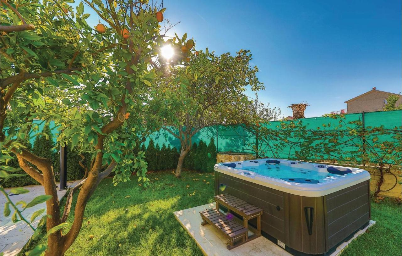 Lovely Apartment In Kastel Stafilic With Jacuzzi Kaštela Buitenkant foto