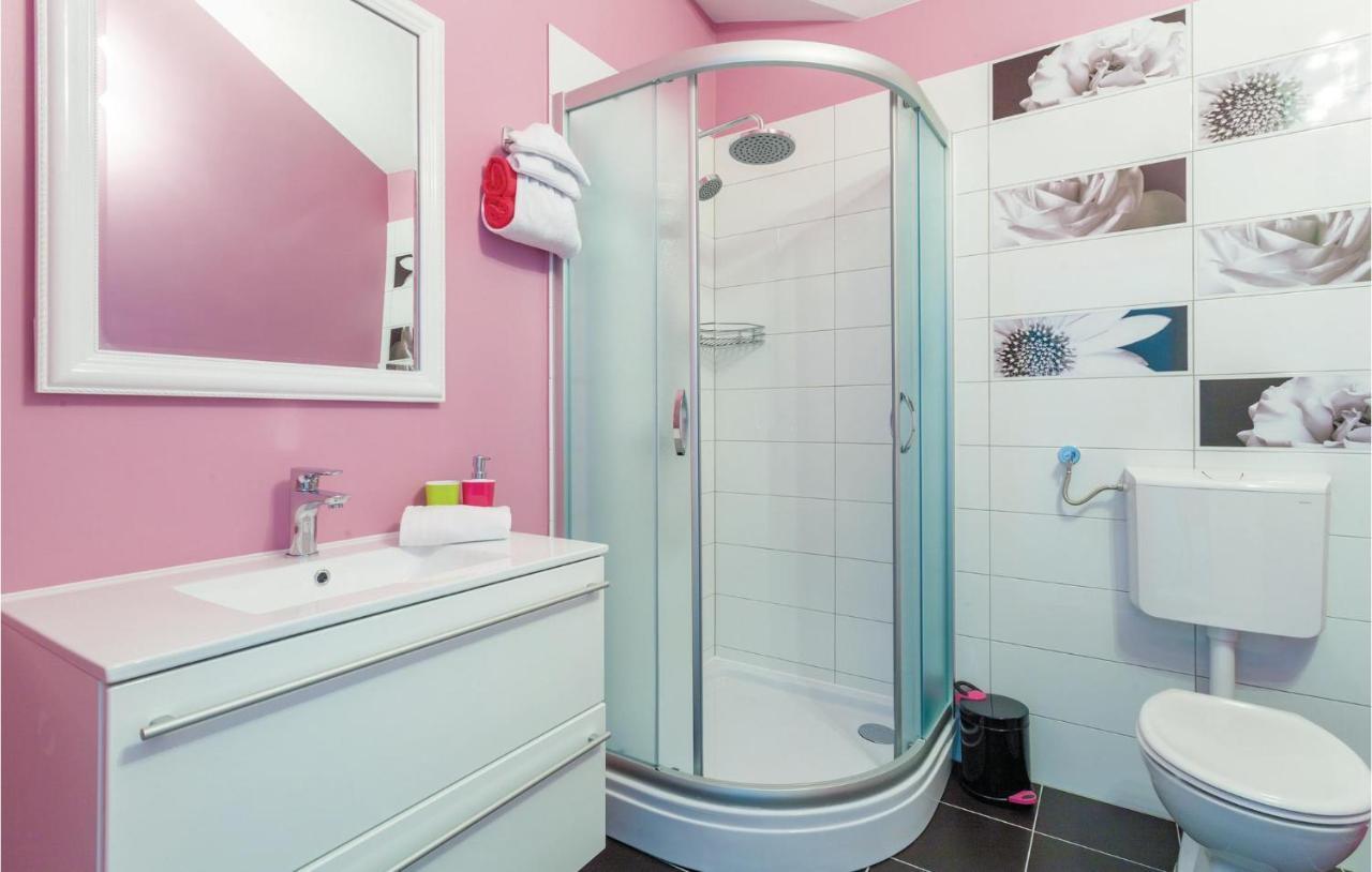 Lovely Apartment In Kastel Stafilic With Jacuzzi Kaštela Buitenkant foto