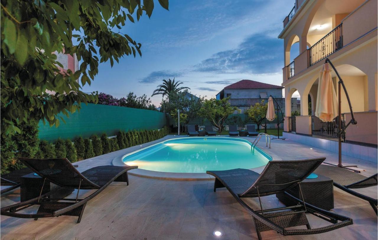 Lovely Apartment In Kastel Stafilic With Jacuzzi Kaštela Buitenkant foto
