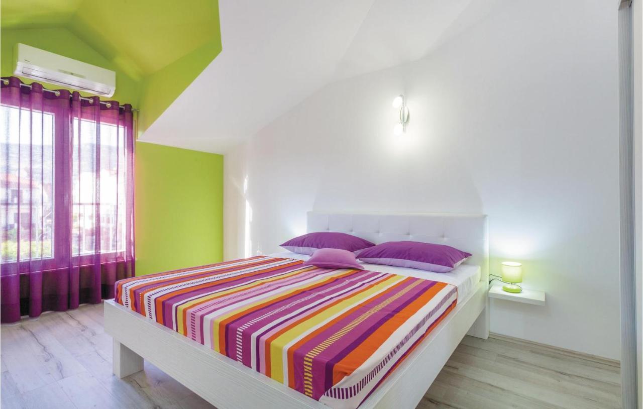 Lovely Apartment In Kastel Stafilic With Jacuzzi Kaštela Buitenkant foto