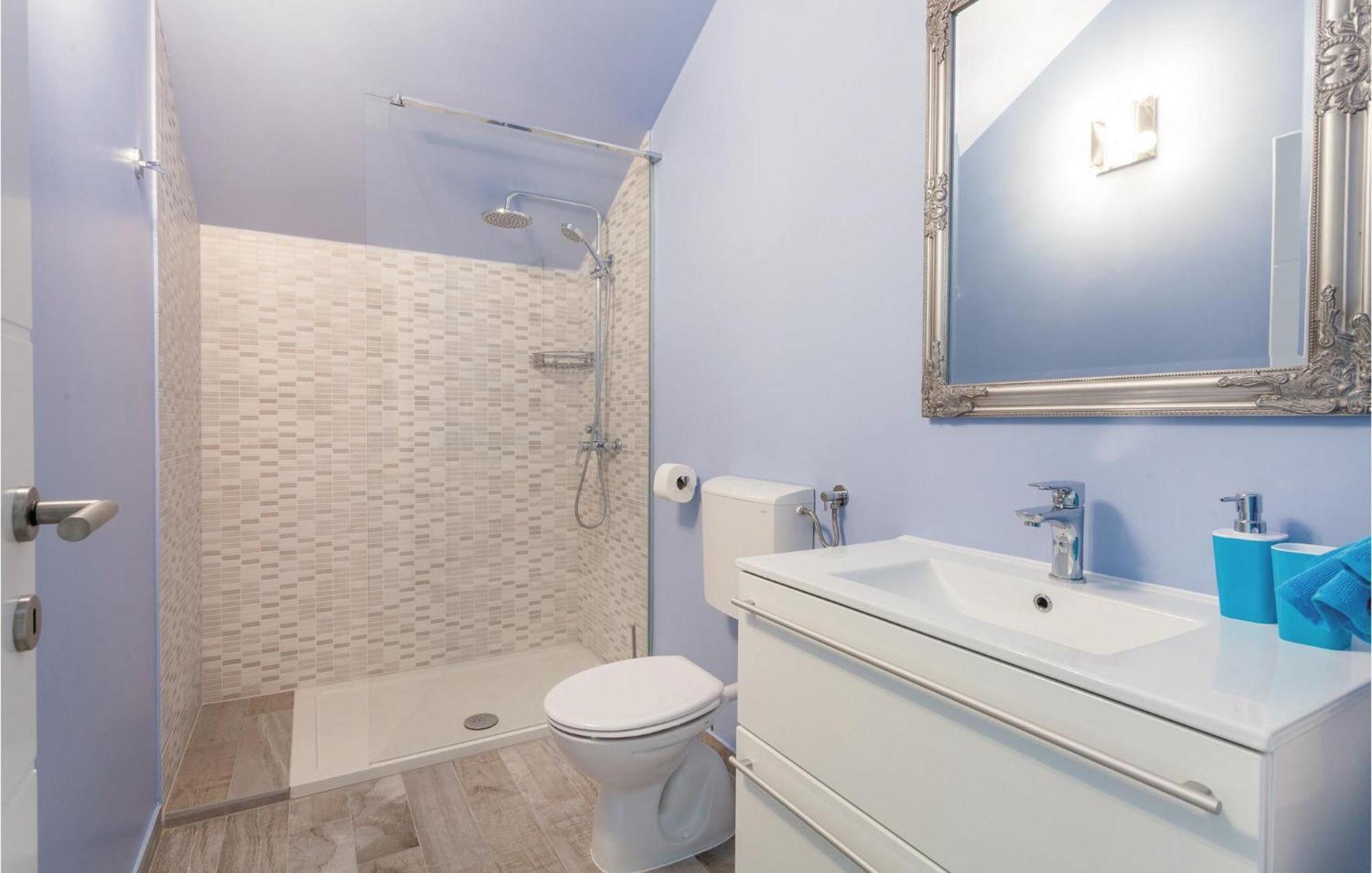 Lovely Apartment In Kastel Stafilic With Jacuzzi Kaštela Buitenkant foto